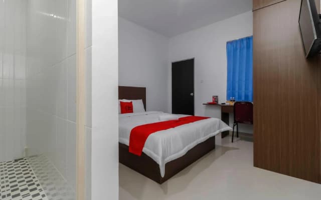 RedDoorz Plus Near Kepri Mall
