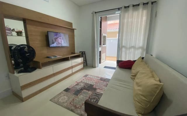 Apto na praia de Palmas, climatizado, com piscina, próximo ao mar e com jardim privativo
