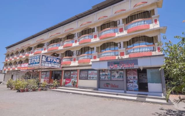 OYO 13151 Hotel Om Palace