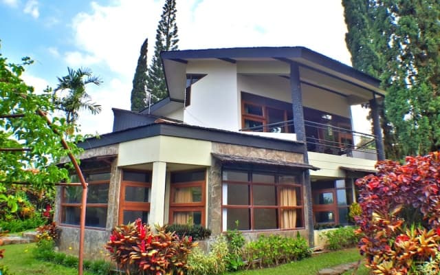 Villa 4-BR Klub Bunga No. 8 Batu Malang