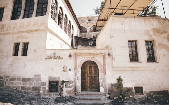 Kapalos Cave Hotel