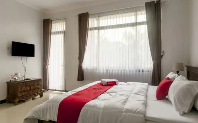 Roellie's Guest House by RedDoorz