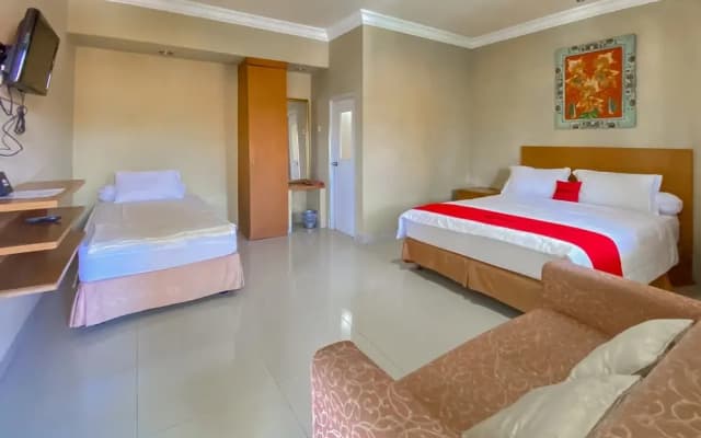 RedDoorz Near Taman Bunga Nusantara 2