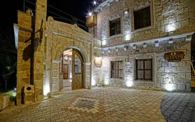 Risus Cave Suites