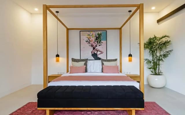 THE BOTANICAL 6 BED LUXURY 900 meter from beach