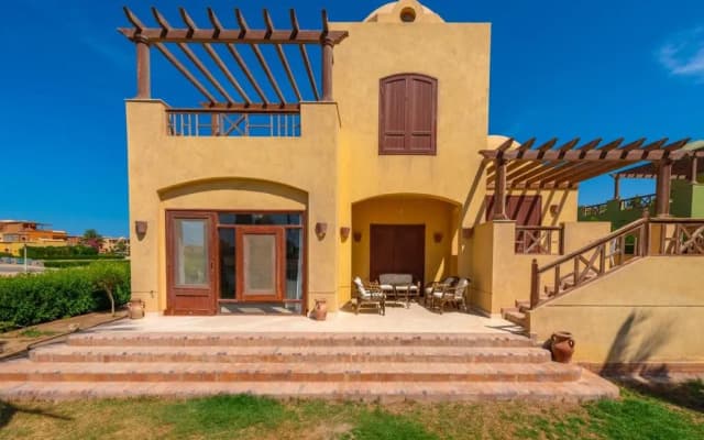 Scenic Views 3 Bedroom Villa with Private Jacuzzi in Sabina