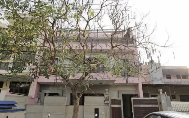Goroomgo Noida Royal Residency