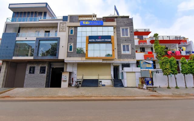 FabHotel Pink City
