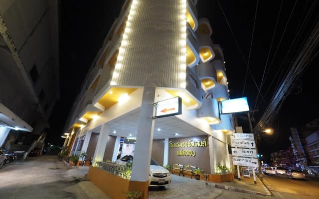 Royal Land Mae Klong Hotel