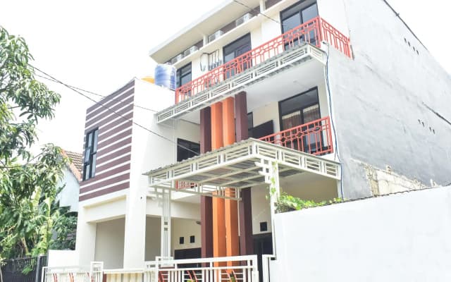RedDoorz Syariah near Gelora Delta Sidoarjo 2
