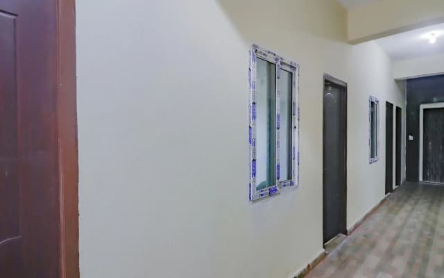 Oyo Flagship 76370 Sri Residency