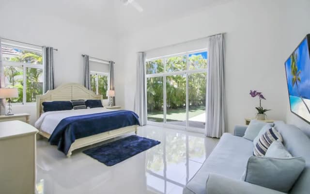 Luxury Golf Villa in Bavaro Cocotal Palma Real Pool Jacuzzi Staff