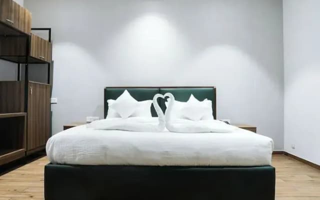 Lux 9 Suites And Studios