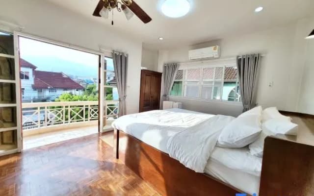 Poon House Nimman: Spacious Stay Near Attractions