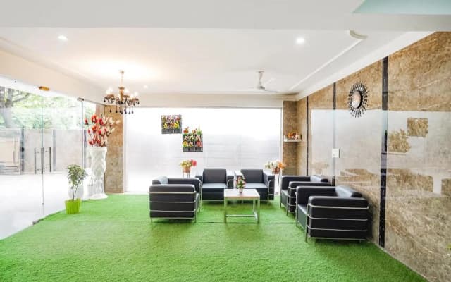Fabhotel Tanvi Premium