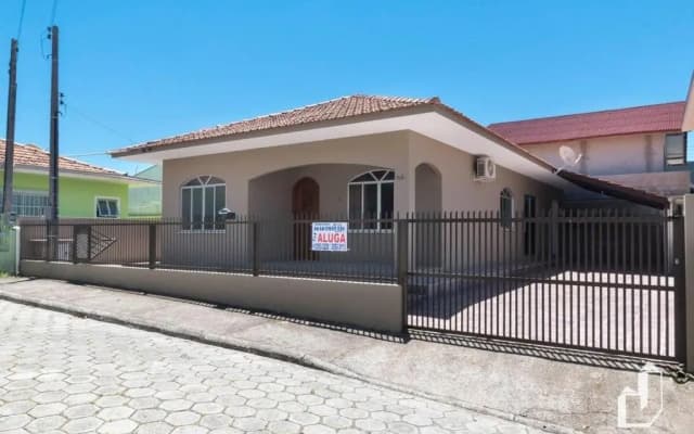 Casa Com 03 Dormitórios