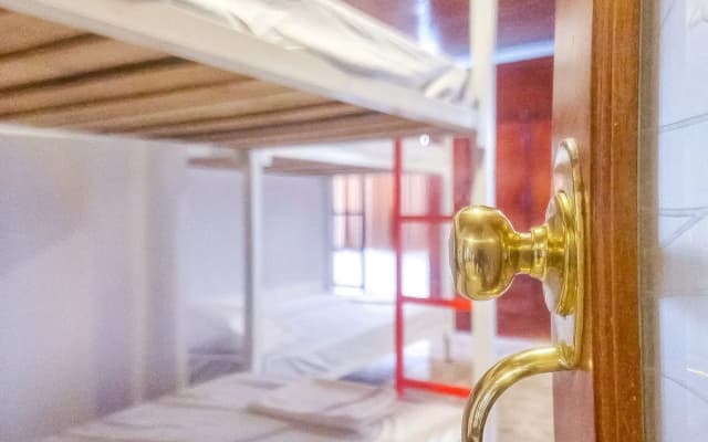 Wonderland Hostel By GB Collection