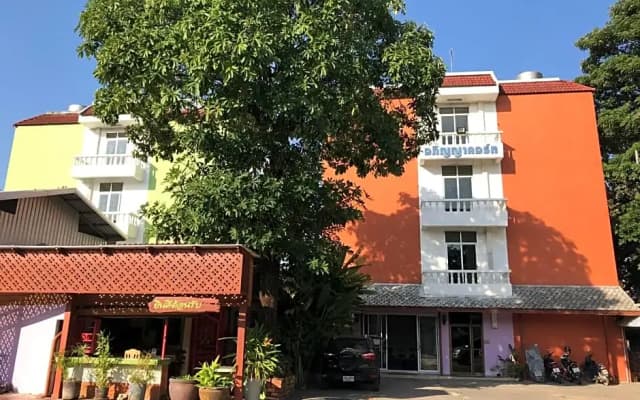 Apinya Court