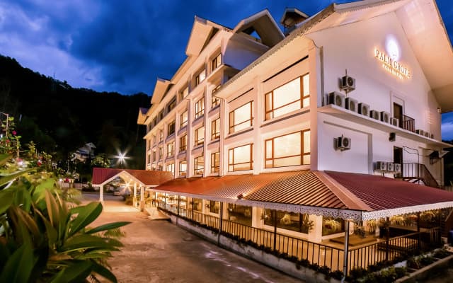 Palm Grove Suites Inn & Spa