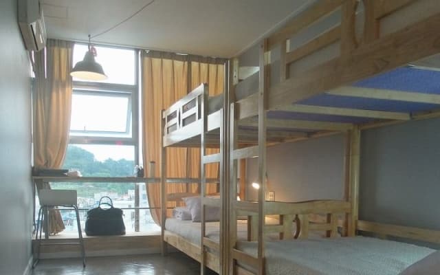 Life Guesthouse - Hostel