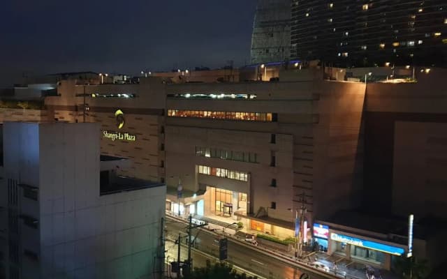 MANDALUYONG 2 Br w 2 Queen, 50HDtv across Shangrila Mall