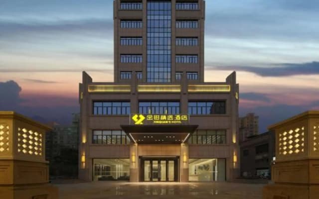 Golden Claw Hotel