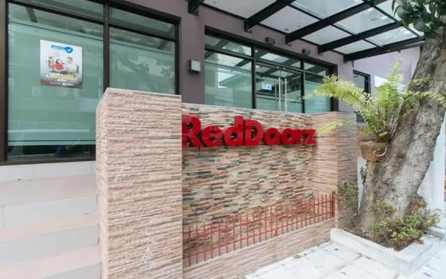 RedDoorz Plus @ Evangelista Street Makati