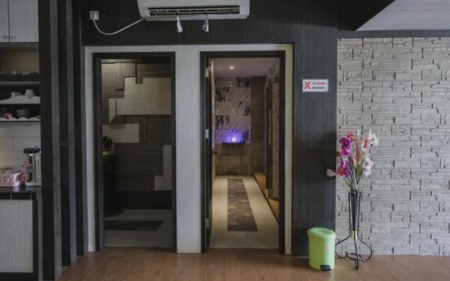 RedDoorz Plus near Pantai Coastarina 2