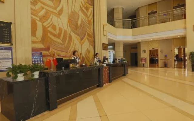 Yining Yili Huacheng Grand Hotel (People's Square)