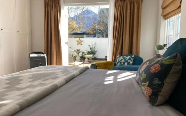 Priv. Courtyard and Entrance with Spacious bedroom