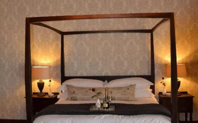 Under Oaks Guest House