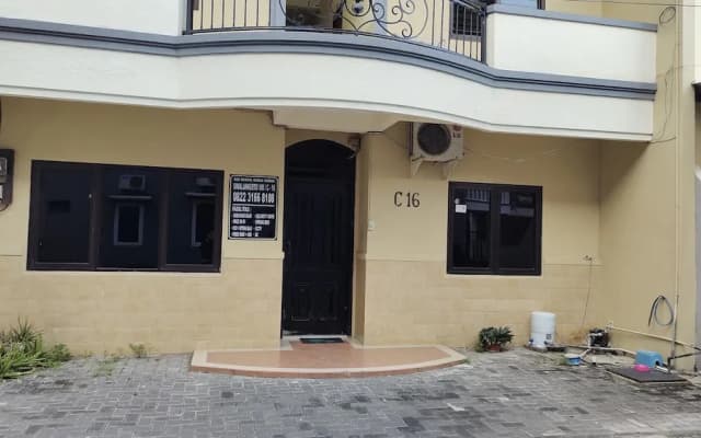 Hotel O C16 Siwalankerto Syariah