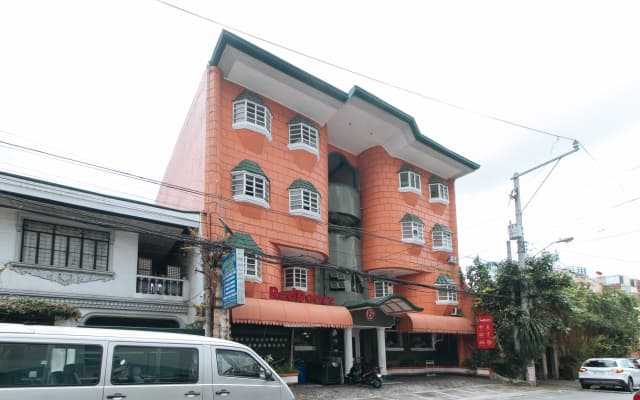 RedDoorz near East Avenue Medical Center