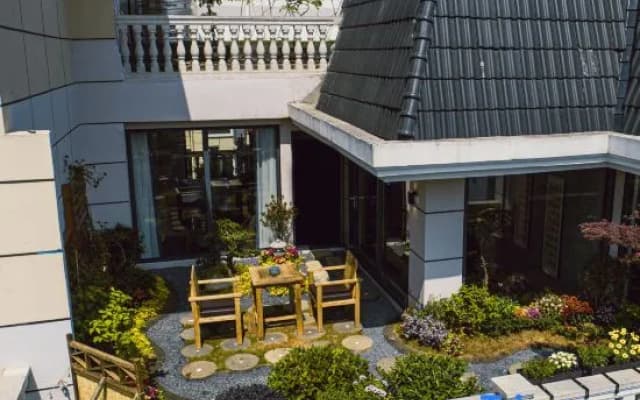 Floral Hotel · Xingyi Wanfenglin Batu Hotel