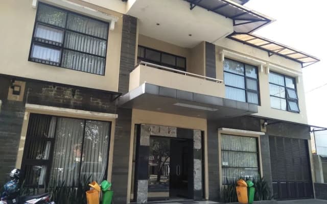 OYO 1740 Tekmira Residence Supratman Syariah