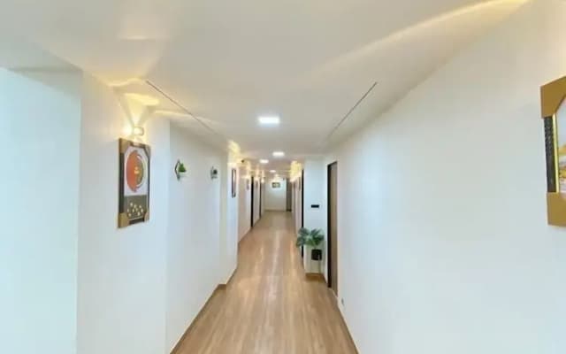 Royal Meredian Living