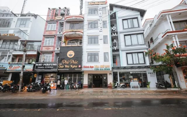 Vn Nhi MTV Hotel