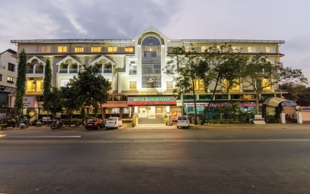 OYO 4448 Hotel Suresh Plaza