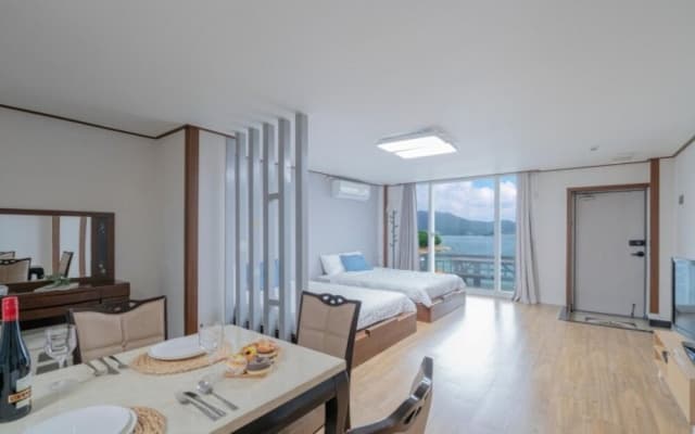 Geoje Kkachi and Santorini Pension