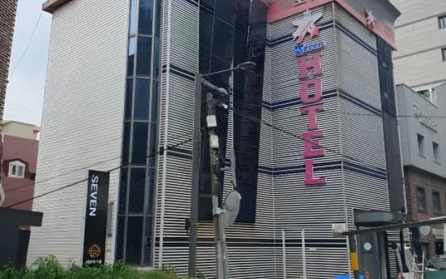 Seven Hostel