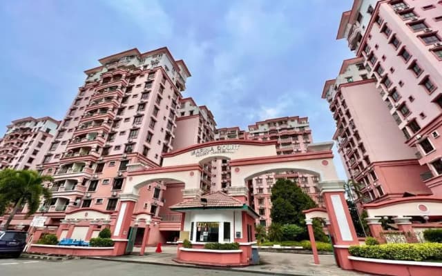 VACATION HOME PENTHOUSE MARINA COURT CONDO RESORT KOTA KINABALU 5 bedrooms 15 pax