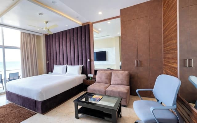 The Sea View Suites - Sea front, Pool & Breakfast