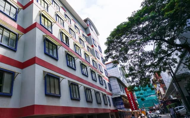 OYO 9932 Hotel Half Moon Residency