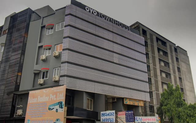 OYO Townhouse 165 Netaji Road