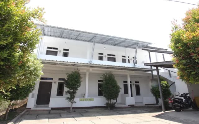 OYO Life 93154 White Kos Jenggala
