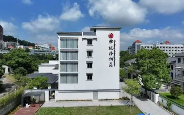 Zhuhai Jinfeng wutong Garden Hotel(Tangjia Ancient Town Sun Yat sen University Zhuhai Campus Store)