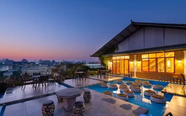 A thousand purple and red roof garden hotel (Guilin Liangjiang Sihu Scenic Area)