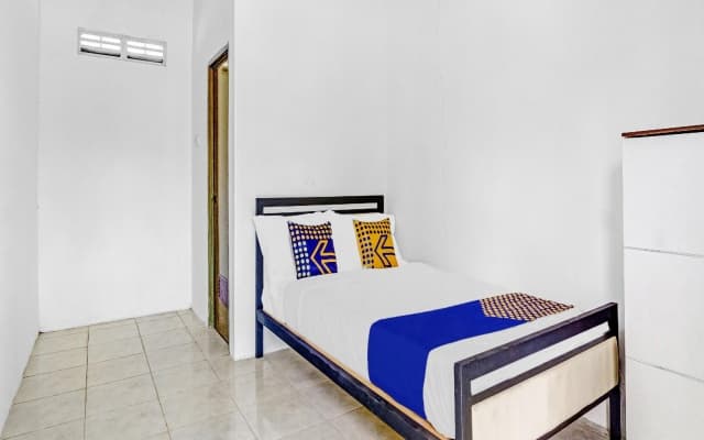 SPOT ON 90742 Kinanthy Homestay Syariah