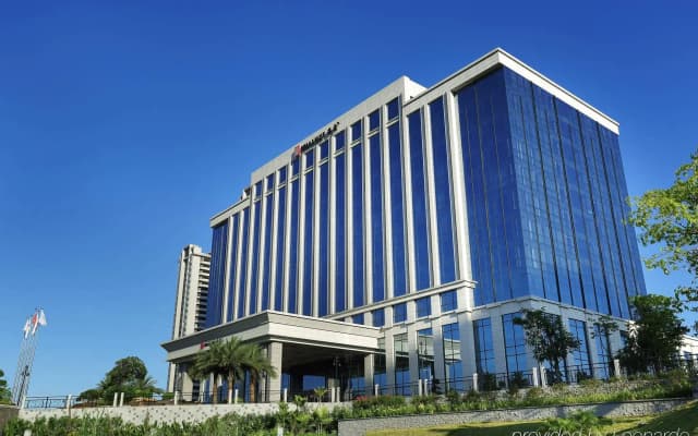 HUALUXE Hotels & Resorts Yangjiang City Center by IHG