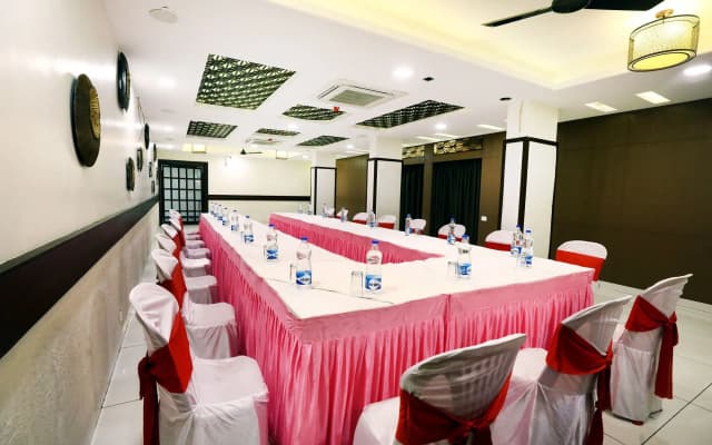OYO Premium 095 Hamidia Road